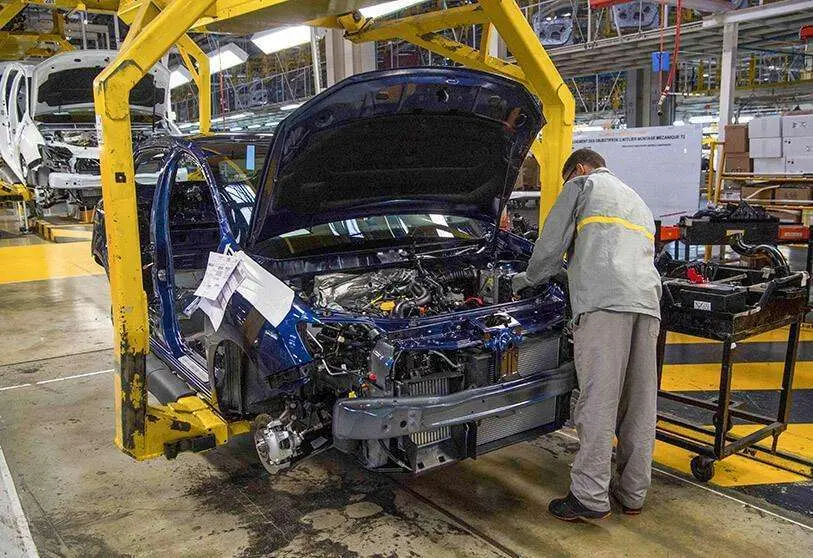 AFP/FADEL SENNA - Un empleado de la fábrica trabaja en una línea de montaje de automóviles en la planta de montaje de automóviles Renault-Nissan Tánger en Melloussa, al este de la ciudad portuaria de Tánger