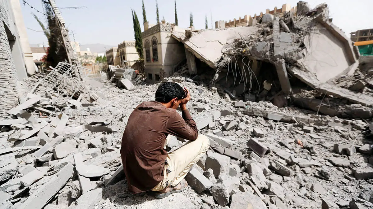 Un guardia se sienta sobre los escombros de la casa del brigadier Fouad al-Emad, un comandante del ejército leal a los hutíes, después de que los ataques aéreos la destruyeran en Sanaa, Yemen, el 15 de junio de 2015 - REUTERS/KHALED ABDULLAH