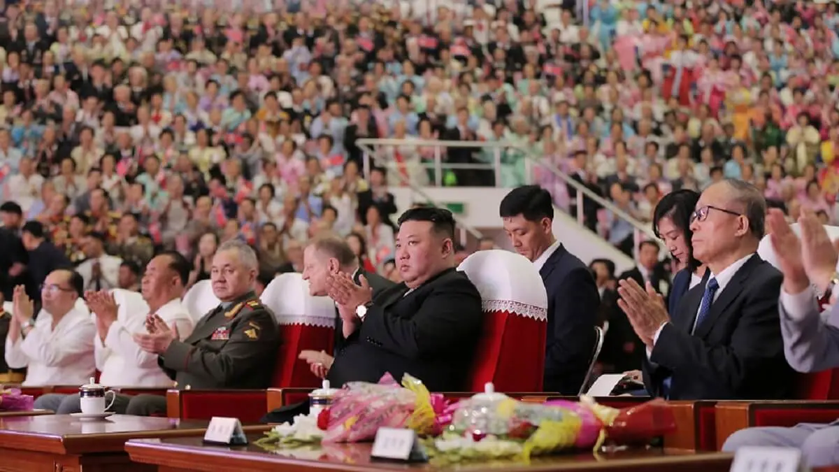 Esta fotografía tomada el 27 de julio de 2023 y difundida por la Agencia Central de Noticias de Corea del Norte (KCNA) oficial el 27 de julio muestra al líder norcoreano Kim Jong Un (C), con el miembro del politburó del Partido Comunista Chino Li Hongzhong (R) y el ministro de Defensa ruso Sergei Shoigu (3º L), asistiendo a la gran actuación de celebración del 70º aniversario de la victoria de la Guerra de Liberación de la Patria en Pyongyang - PHOTO/KCNA VÍA KNS/AFP