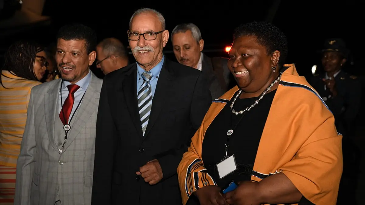PHOTO/TWITTER/ @DIRCO_ZA - Brahim Ghali, secretario general del Frente Polisario llega al aeropuerto de FireBlade, Kempton Park, Sudáfrica en un avión presidencial argelino y es recibido por la ministra de Administración y Servicio Público, Noxolo Kiviet. 22/08/2023