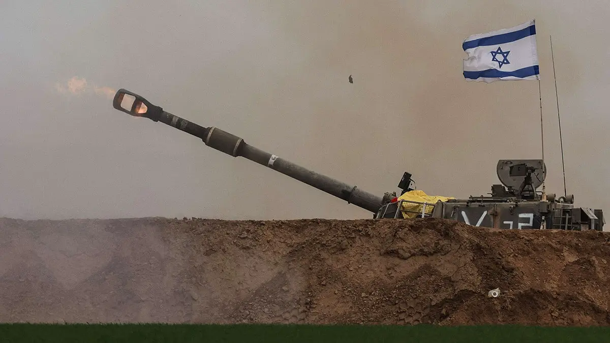Artillería israelí disparando hacia Gaza en medio de continuas batallas entre Israel y el grupo terrorista Hamás - AFP/JACK GUEZ