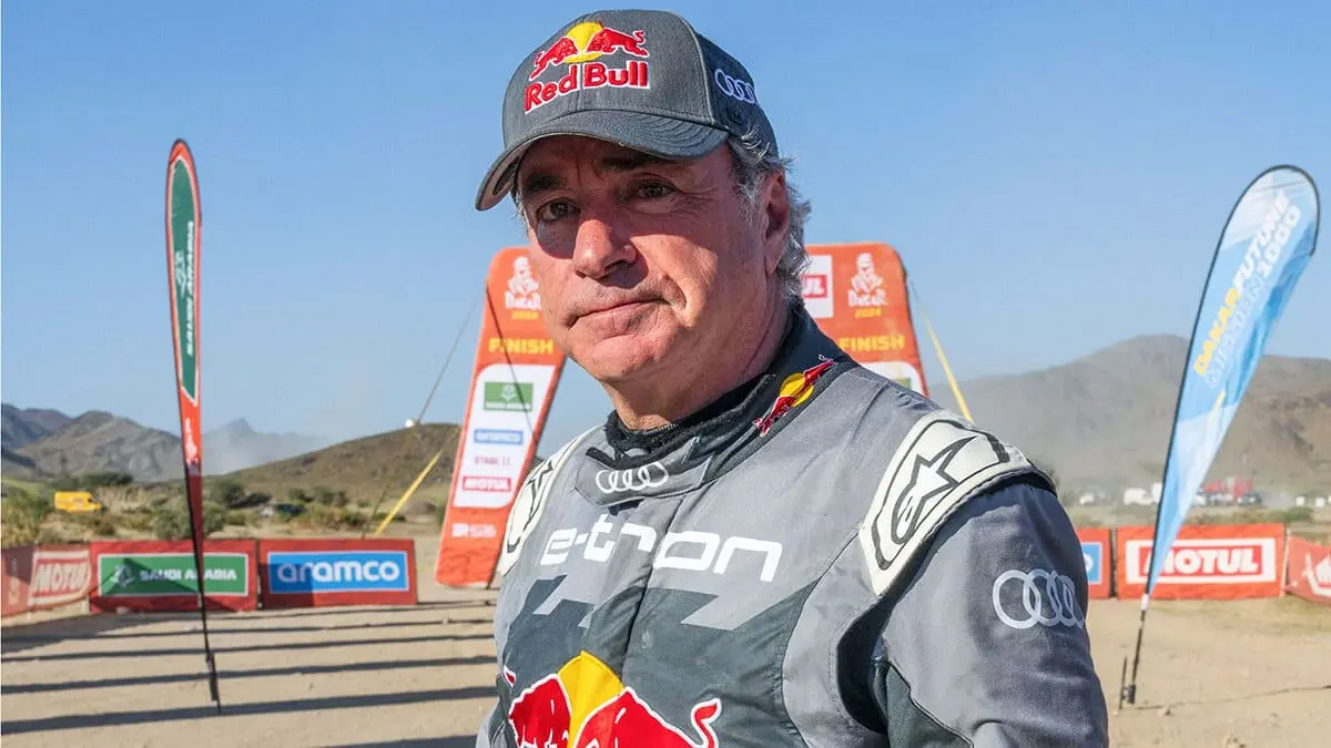El piloto español del equipo Audi Sports Carlos Sainz posa para una fotografía tras la línea de meta de la etapa 11 del Rally Dakar 2024 entre Al-Ula y Yanbu, Arabia Saudita, el 18 de enero de 2024 (AFP/PATRICK HERTZOG)</p>