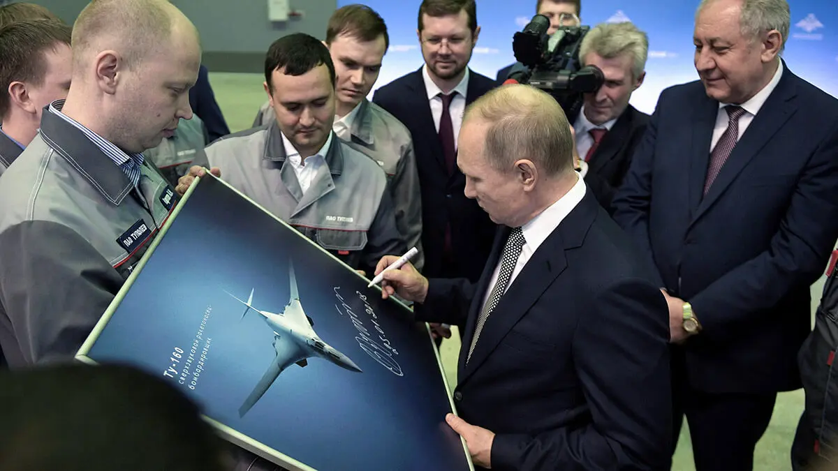 El presidente ruso Vladimir Putin firma una fotografía de un bombardero nuclear TU-160M durante una visita a la fábrica de aviación Gorbunov en Kazán, Rusia, el 25 de enero de 2018 - SPUTNIK/ALEXEI NIKOLSKY via REUTERS