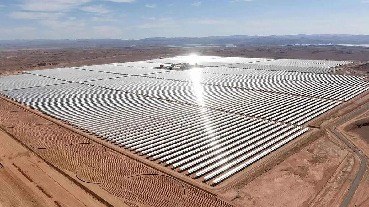 Planta de energía solar concentrada (CSP) Noor 1, a unos 20 km (12,5 millas) de la ciudad de Ouarzazate, en el centro de Marruecos - AFP/FADEL SENNA