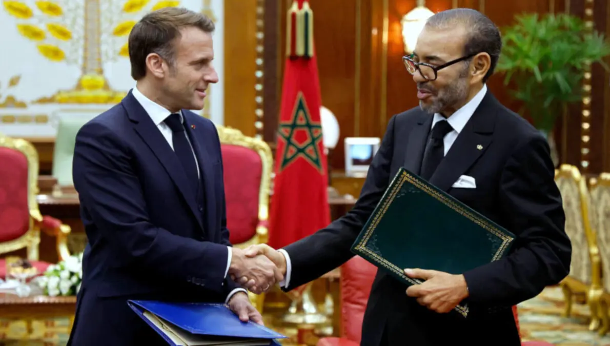El rey de Marruecos, Mohamed VI, y el presidente de Francia, Emmanuel Macron estrechan la mano en durante la recepción en el Palacio Real de la capital, Rabat, el 28 de octubre de 2024 - PHOTO/ LUDOVIC MARIN / POOL / AFP