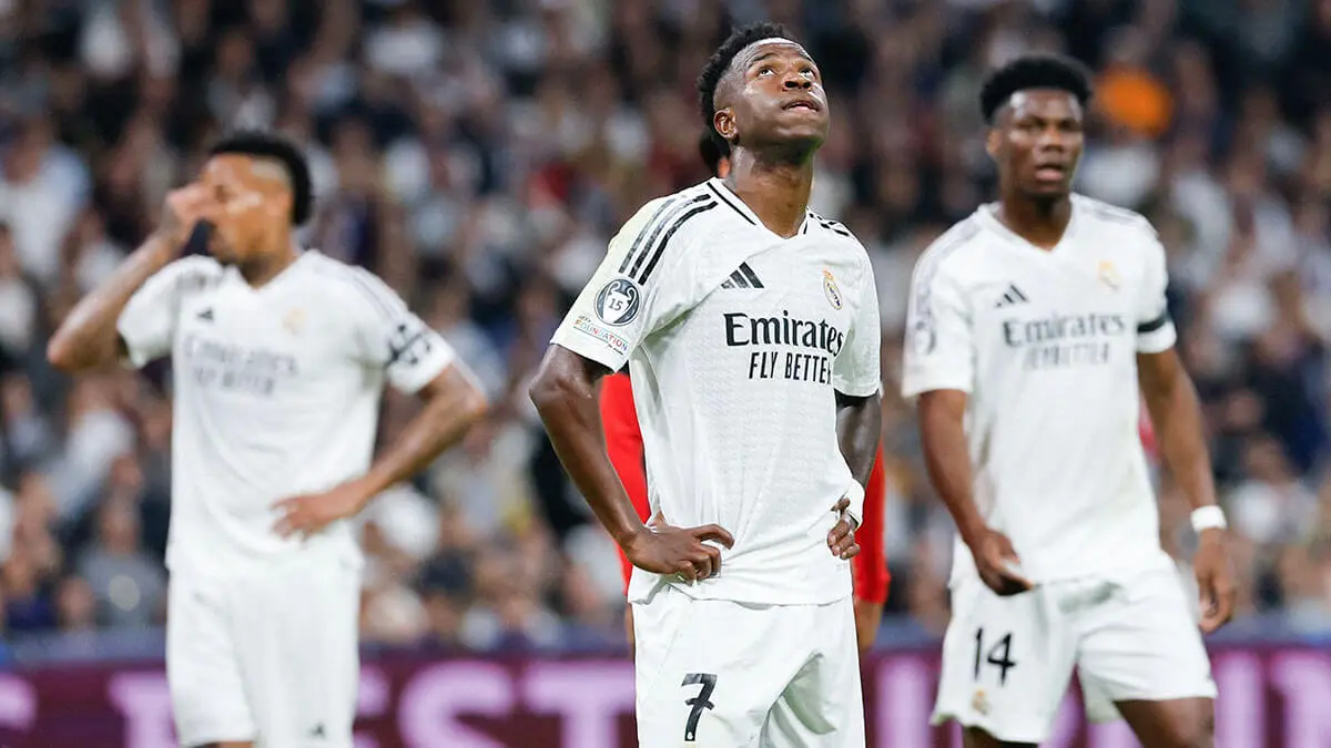 <p>El delantero brasileño del Real Madrid Vinicius Junior después de que el AC Milan anotara su segundo gol durante el partido de fútbol de la jornada 4 de la fase de liga de la UEFA Champions League entre el Real Madrid CF y el AC Milan en el estadio Santiago Bernabéu en Madrid el 5 de noviembre de 2024 - AFP/OSCAR DEL POZO </p>
