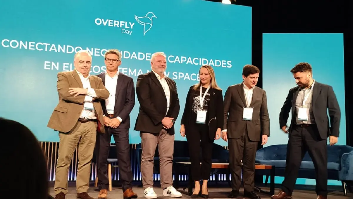 El responsable de programas nacionales de la Agencia Espacial Española, José Maria Pérez (izquierda) con directivos de Indra, Airbus, Ienai Space, Geosat y Alen Space - PHOTO/JPons