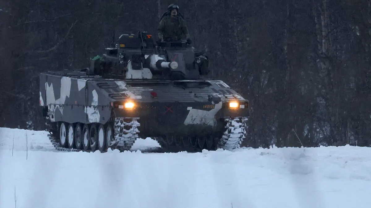 <p>Miembros del ejército sueco conducen un vehículo de combate de infantería como parte del ejercicio militar llamado Cold Response 2022 - REUTERS/ YVES HERMAN </p>