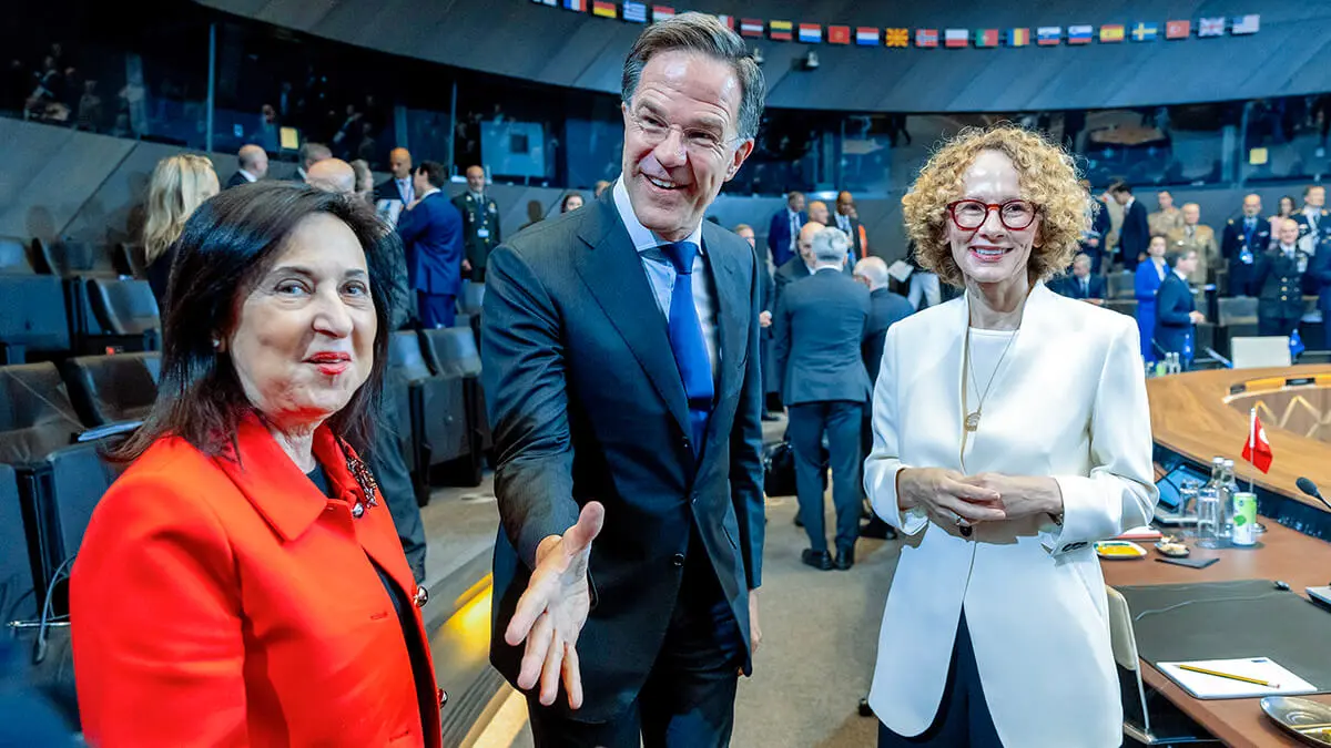 La reunión de ministros de Defensa celebrada el 5 de junio ha sentado las bases para el 5 por ciento. En imagen, la ministra Robles junto al secretario general Mark Rutte y su vicesecretaria, Radmila Shekerinska, de Macedonia del Norte - PHOTO/NATO