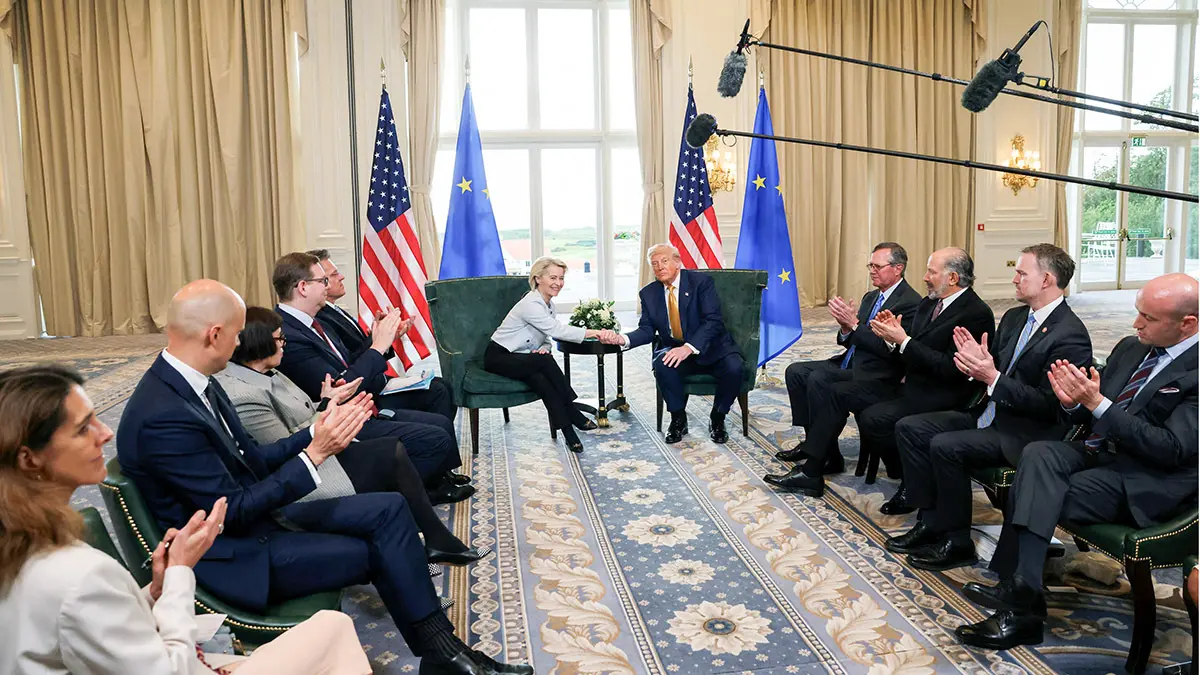 <p>El presidente de Estados Unidos, Donald Trump, estrecha la mano de la presidenta de la Comisión Europea, Ursula von der Leyen, mientras el secretario de Comercio estadounidense, Howard Lutnick, el representante comercial, Jamieson Greer, y el subjefe de gabinete de la Casa Blanca, Stephen Miller, aplauden, tras el anuncio de un acuerdo comercial entre Estados Unidos y la UE, en Turnberry, Escocia, Reino Unido, el 27 de julio de 2025 - REUTERS/ EVELYN HOCKSTEIN</p>