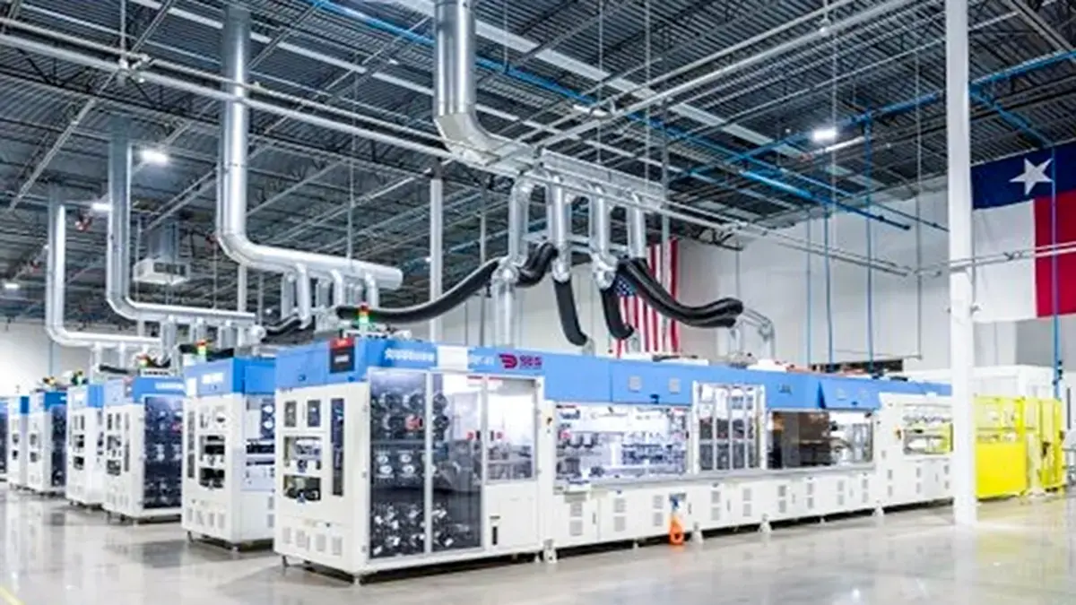 <p>Nueva fábrica de SEG Solar en Houston, donde se ensamblaron más de 200.000 módulos solares para el proyecto Tower Solar de Avangrid. Crédito: SEG Solar</p>