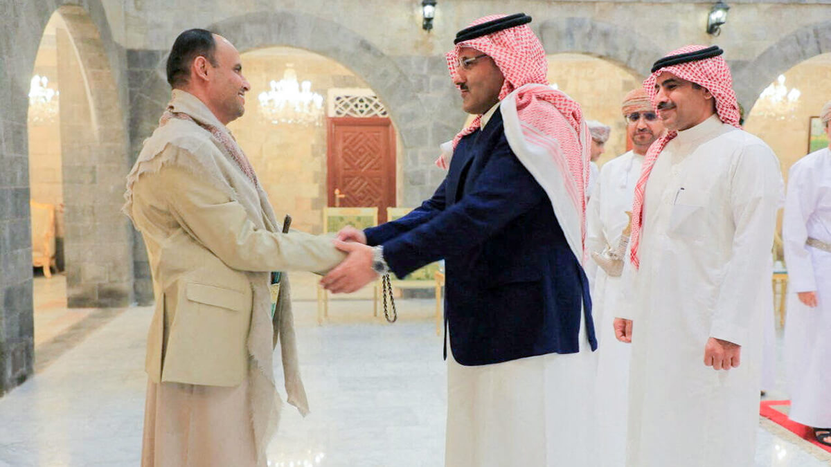 PHOTO/ Agencia de noticias Saba via REUTERS - El jefe del Consejo Político Supremo Houthi, Mahdi al-Mashat, le da la mano al embajador saudí en Yemen, Mohammed Al-Jaber, en el Palacio Republicano en Sanaa, Yemen, el 9 de abril de 2023