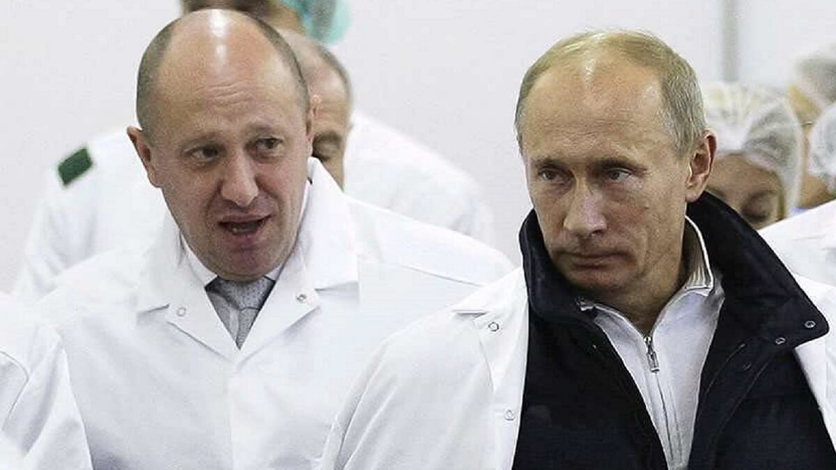 PHOTO/AP - Fotografía de archivo, el empresario Yevgeny Prigozhin, a la izquierda, muestra al presidente de Rusia, Vladimir Putin, su instalación que produce comidas escolares en las afueras de San Petersburgo, Rusia