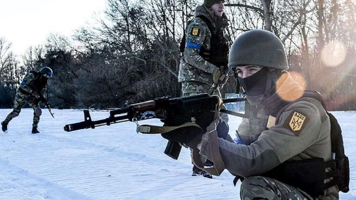 AFP/SERGEY BOBOK - Militares del Batallón Azov de Ucrania asisten a un ejercicio táctico en la segunda ciudad más grande de Ucrania, Jarkov, el 11 de marzo de 2022, tras la invasión rusa de Ucrania