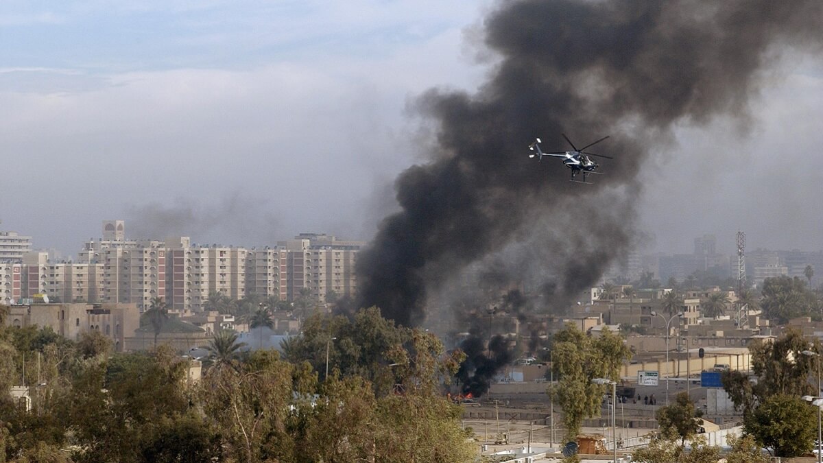 PHOTO/WIKIPEDIA/Fuerza Aérea de EE. UU. por el Sargento Primero, Michael E. Best, vía Wikimedia Commons - Un helicóptero MD-530F de Blackwater Security Company ayuda a proteger el sitio de la explosión de un coche bomba en Bagdad, Irak el 4 de diciembre de 2004, durante la Operación LIBERTAD IRAQUÍ