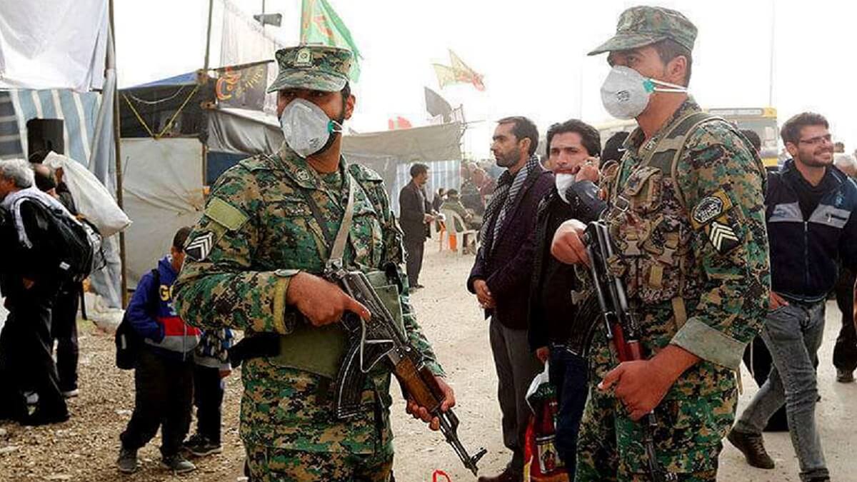 PHOTO/ARCHIVO - Miembros armados iraníes del grupo mercenario División Fatemiyoun