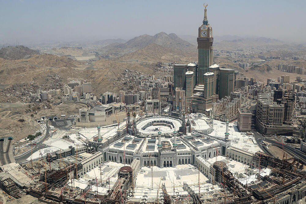 AFP/ABDULGANI BASHEER - Esta vista aérea muestra la Gran Mezquita de La Meca y su torre del reloj con la Kaaba, el lugar más sagrado del Islam en el centro, el 27 de junio de 2023 durante la peregrinación anual del Hajj