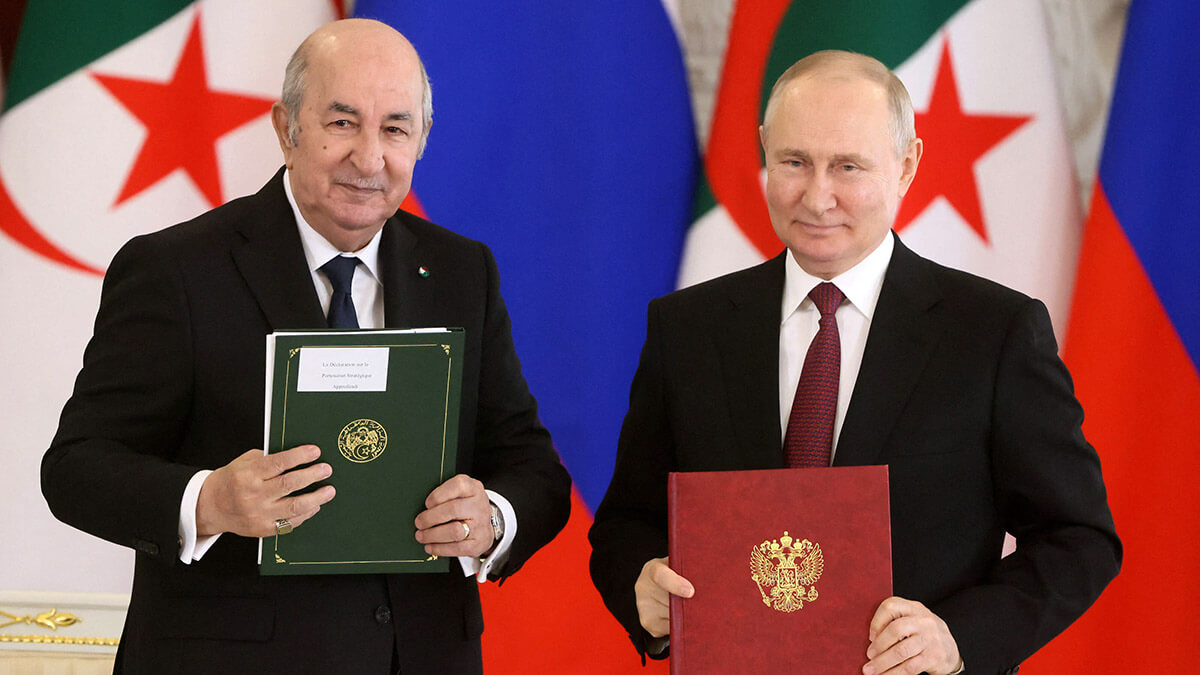 SPUTNIK/MIKHAIL METZEL vía REUTERS - El presidente ruso, Vladimir Putin, y su homólogo argelino, Abdelmadjid Tebboune, asisten a una ceremonia de firma luego de sus conversaciones en el Kremlin en Moscú, Rusia, el 15 de junio de 2023