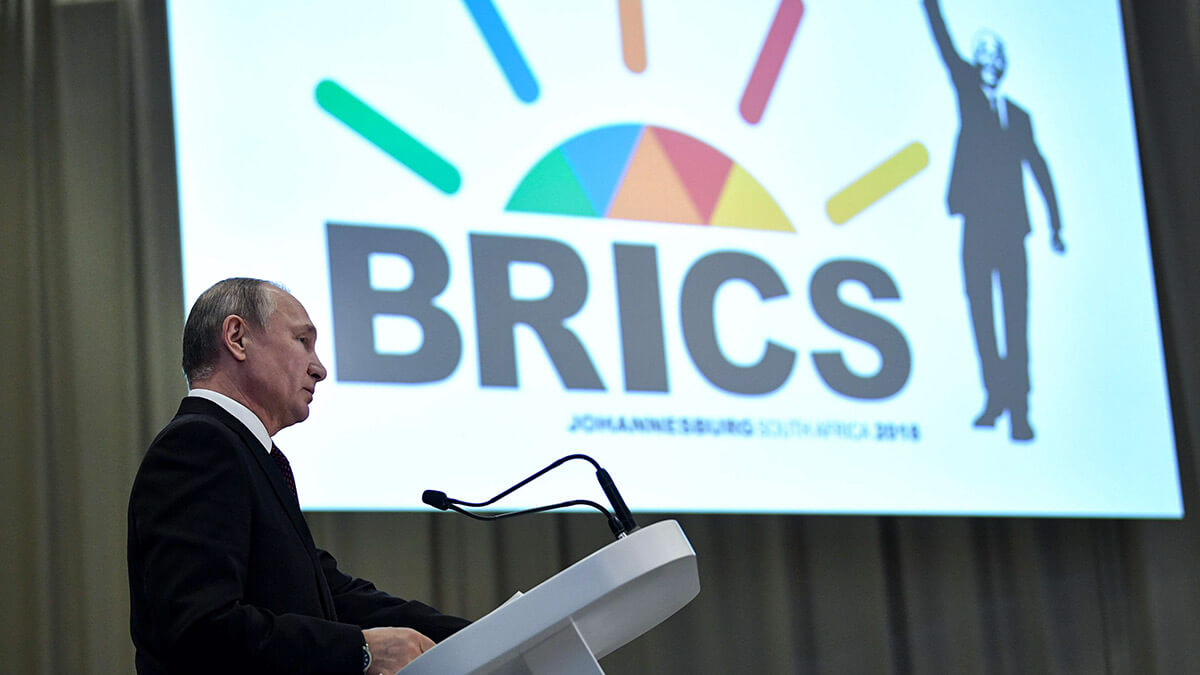 SPUTNIK/ALEXEY NIKOLSKY - En esta foto de archivo tomada el 27 de julio de 2018, el presidente ruso, Vladimir Putin, da una conferencia de prensa al final de la 10ª cumbre BRICS (acrónimo de la agrupación de los mundos)