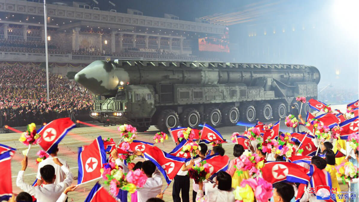 PHOTO/KCNA - La cumbre de Camp David forma parte de la respuesta a las amenazas y propaganda de Kim Jong-un, que en su desfile de hace un mes ha vuelto a mostrar sus misiles de alcance intercontinental Hwasong-17 y 18