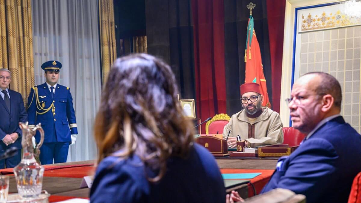 PHOTO/FILE - El rey Mohamed VI preside la reunión interministerial extraordinaria del 14 de septiembre sobre el realojamiento de las víctimas del terremoto