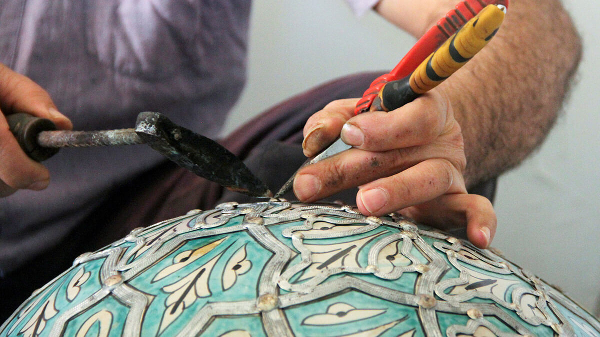 REUTERS/SHEREEN TALAAT - Un artesano trabaja en un jarrón en su taller en la antigua ciudad de Fez