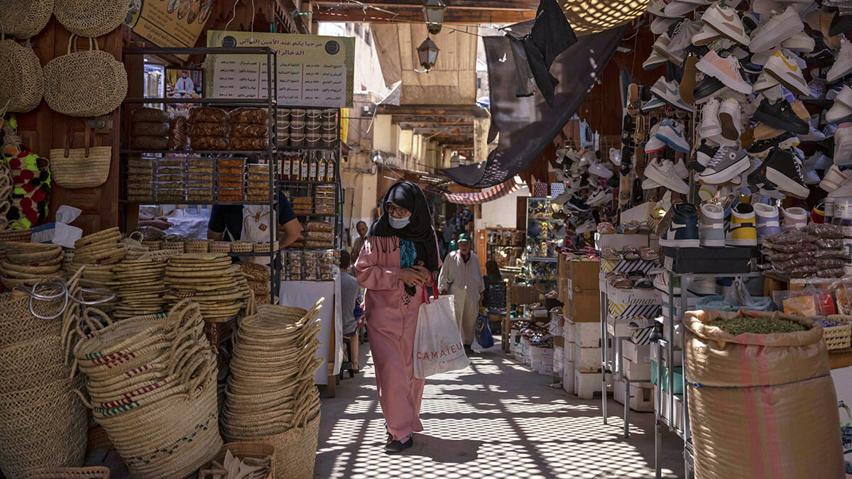AFP/FADEL SENNA - Una mujer pasa por tiendas en la antigua ciudad marroquí de Fez