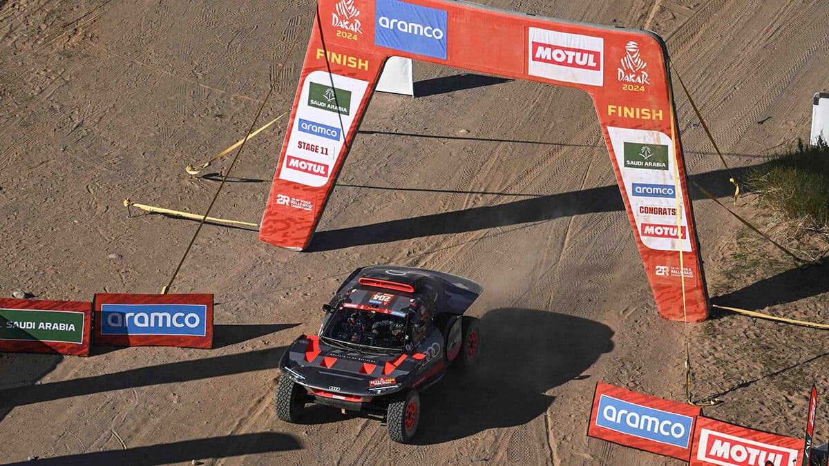 El piloto español del equipo Audi Sports Carlos Sainz y su copiloto español Lucas Cruz cruzan la línea de meta de la etapa 11 del Rally Dakar 2024 entre Al-Ula y Yanbu, Arabia Saudita, el 18 de enero de 2024 (AFP/PATRICK HERTZOG)