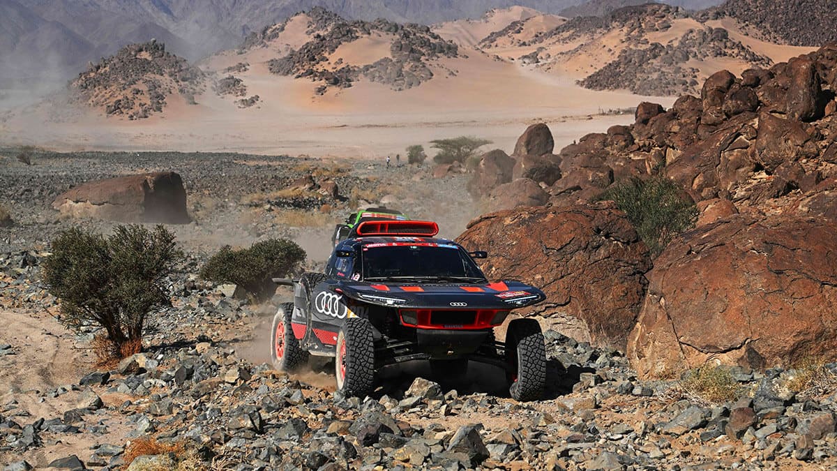 El piloto español del equipo Audi Sports Carlos Sainz y su copiloto español Lucas Cruz conducen su coche durante la etapa 11 del Rally Dakar 2024 entre Al-Ula y Yanbu, Arabia Saudita, el 18 de enero (AFP/PATRICK HERTZOG)