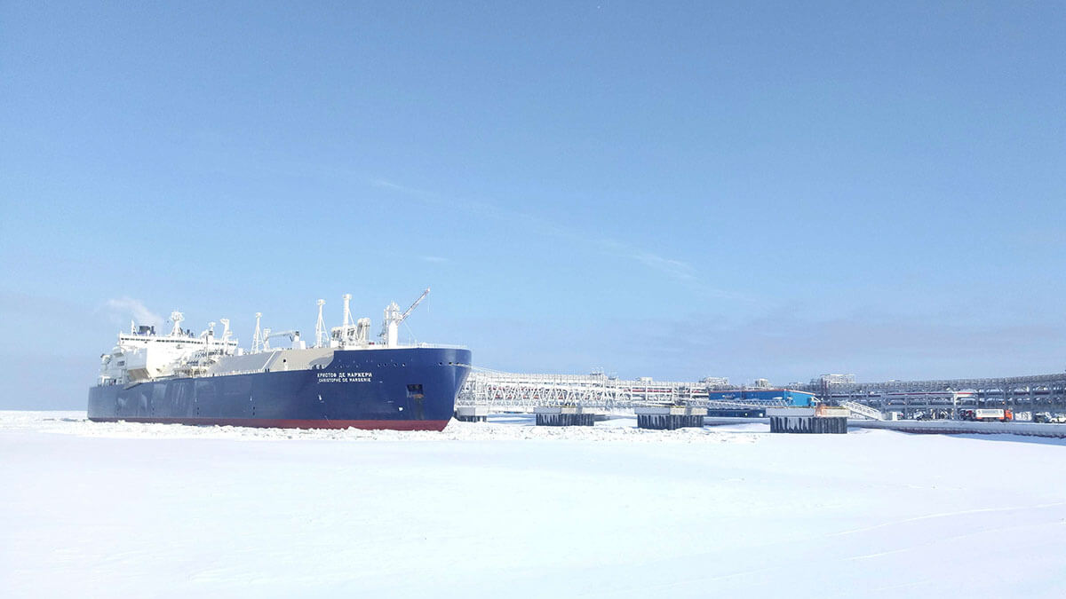 El Christophe de Margerie, un petrolero de clase hielo fabricado en Corea del Sur y equipado para transportar gas natural licuado (GNL), está atracado en el puerto ártico de Sabetta, distrito de Yamalo-Nenets, Rusia - REUTERS/OLESYA ASTAKHOVA