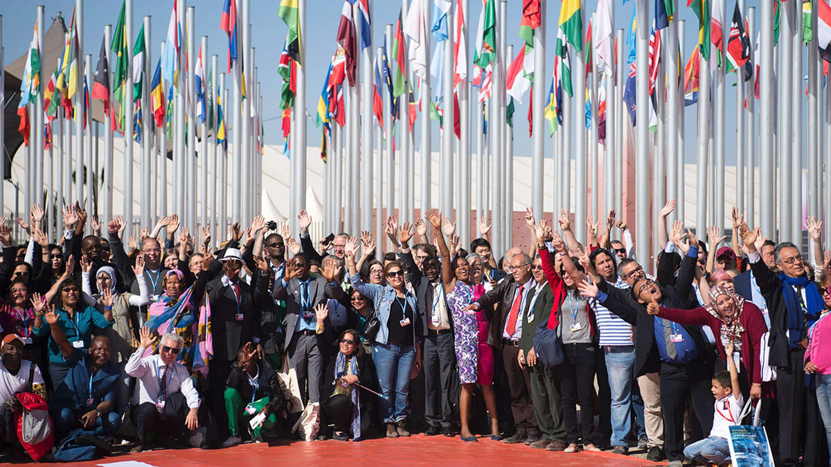 Miembros de delegaciones internacionales posan para una foto grupal afuera de la conferencia climática COP22 el 18 de noviembre de 2016, en Marrakech - AFP/FADEL SENNA