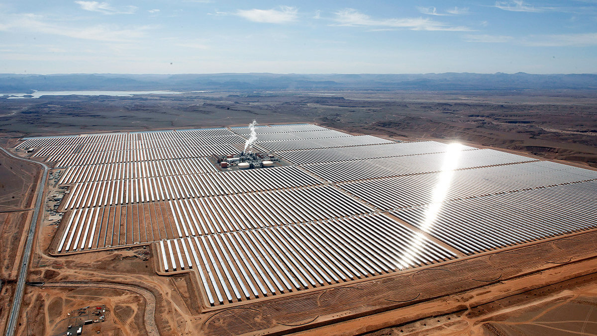 Vista aérea de los espejos solares en la planta de energía solar concentrada (CSP) Noor 1, a unos 20 km (12,5 millas) de la ciudad de Ouarzazate, en el centro de Marruecos - AP/ABDELJALIL BOUNHAR