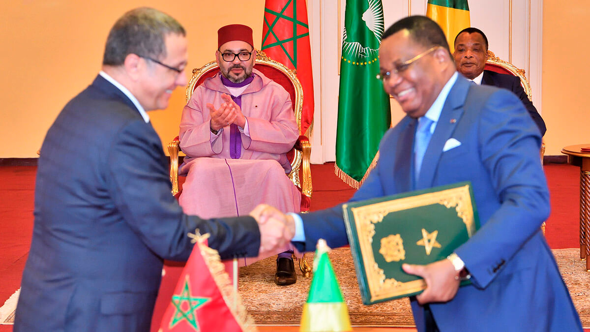El rey Mohammed VI y el presidente de la República del Congo, Denis Sassou N'Guesso, presidieron, en el Palacio del Pueblo en Brazzaville, la ceremonia de firma de varios acuerdos de cooperación bilateral en diversos ámbitos - PHOTO/MAP