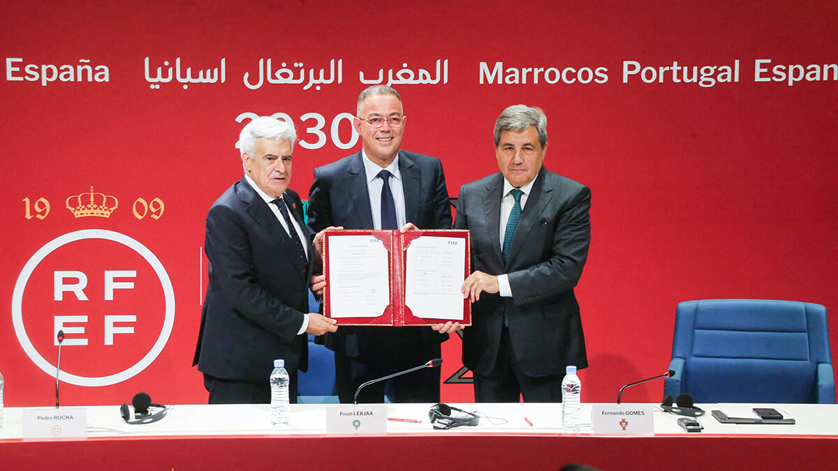 Los presidentes de las federaciones de fútbol
de Marruecos, Faouzi Lakjaa (centro), España, Pedro Rocha (izq.), y Portugal, Fernando Gomes, posan para una fotografía después de firmar la carta de intención, un paso clave en el proceso de candidatura para albergar la Copa del Mundo 2030, durante una ceremonia en Rabat el 28 de octubre de 2023 - PHOTO/AFP