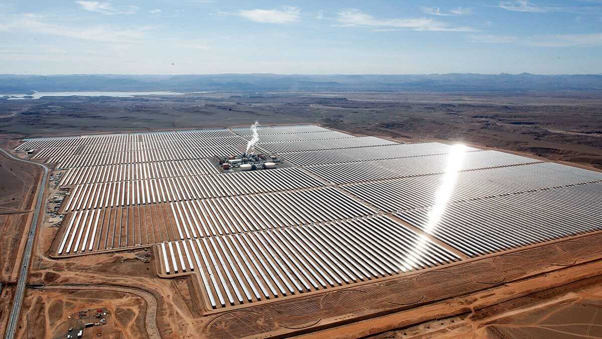 Vista aérea de los espejos solares en la planta de energía solar concentrada (CSP) Noor 1, a unos 20 km (12,5 millas) de la ciudad de Ouarzazate, en el centro de Marruecos - AP/ABDELJALIL BOUNHAR