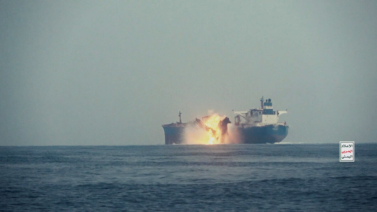 <p>El petrolero Cordelia Moon estalla en llamas tras ser alcanzado por un misil en el mar Rojo, frente al puerto de Hodeida en el mar Rojo de Yemen, en esta captura de pantalla de un vídeo publicado el 1 de octubre de 2024 - PHOTO/HOUTHI MILITARY MEDIA vía REUTERS </p>