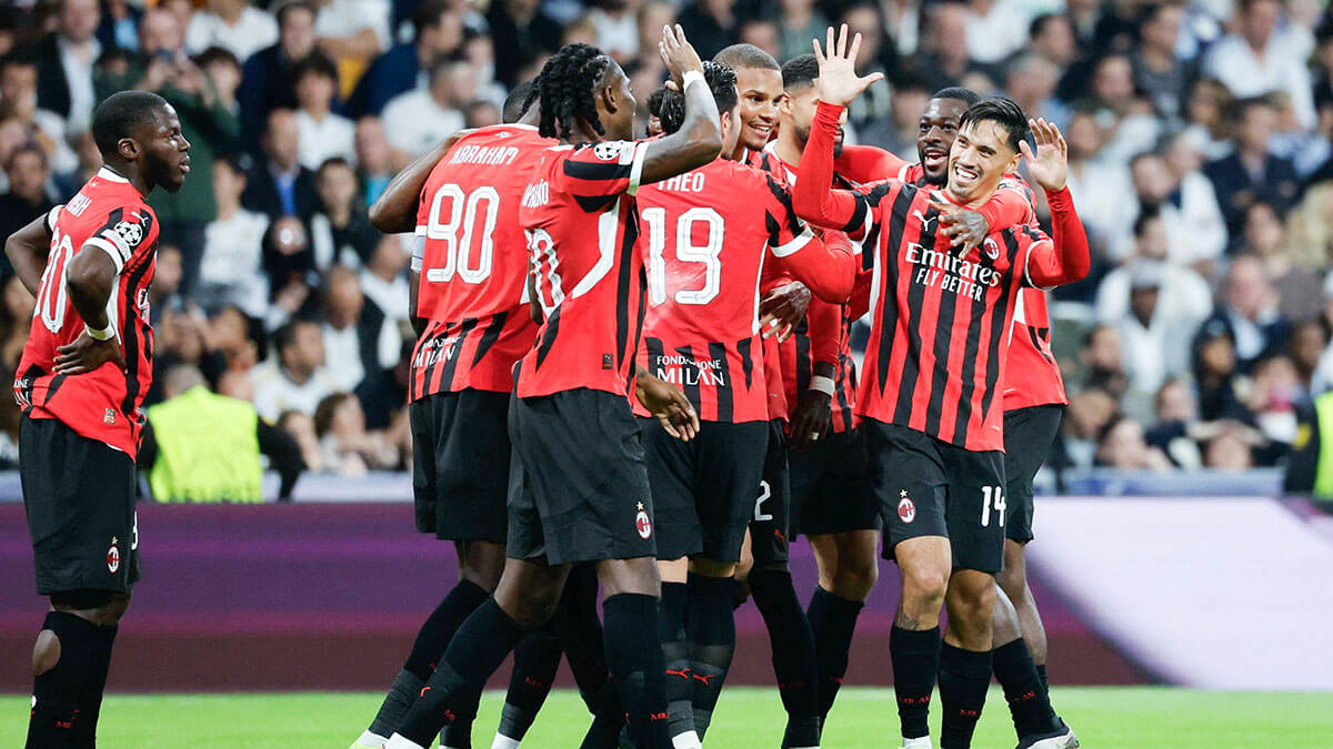 <p>Tijani Reijnders, celebra su tercer gol durante el partido de fútbol de la jornada 4 de la fase de liga de la UEFA Champions League entre el Real Madrid CF y el AC Milan en el estadio Santiago Bernabéu, en Madrid el 5 de noviembre de 2024 - AFP/OSCAR DEL POZO </p>