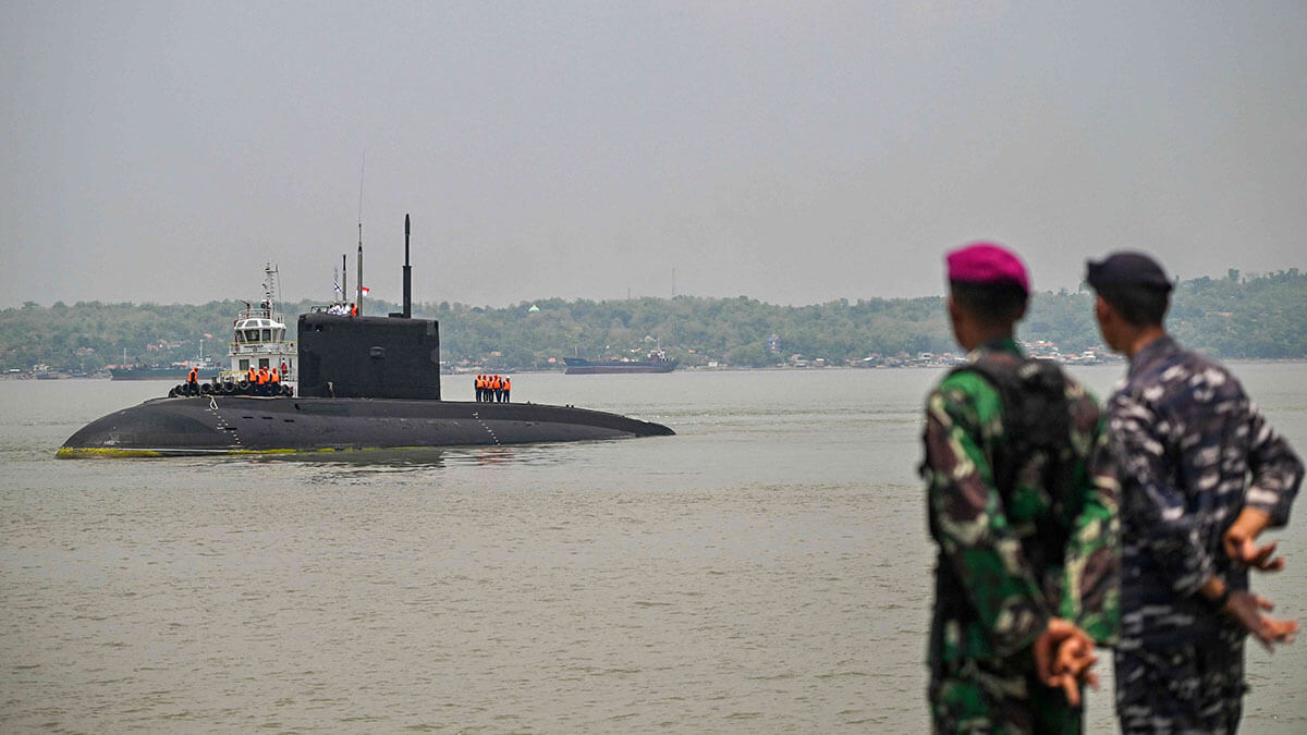 Submarino UFA de la Armada rusa mientras se prepara para atracar - AFP/JUNI KRISWANTO