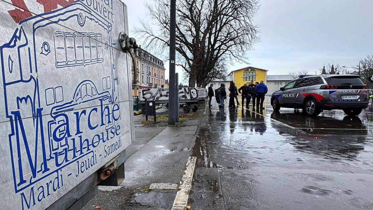 <p>Un coche de policía se ve frente al mercado Marche du Canal Couvert, después de un ataque mortal con cuchillo el día anterior, en Mulhouse, este de Francia, el 23 de febrero de 2025 - REUTERS/ MARCO TRUJILLO</p>