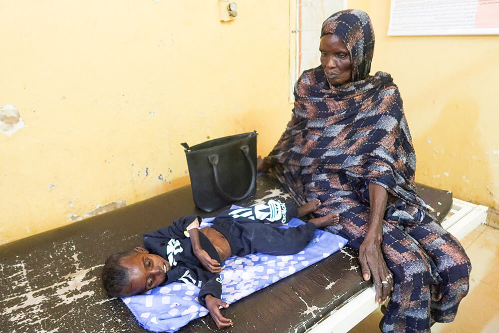 Una madre con su hijo, que sufre desnutrición, en el hospital Alban Jadeed, mientras niños pequeños que luchan contra la desnutrición llenan las salas en el área de Sharg Elnil, en Jartum, Sudán, el 15 de marzo de 2025 - REUTERS/ EL TAYEB SIDDIG