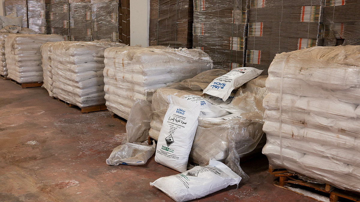 Bolsas con productos químicos se colocan dentro de un edificio que supuestamente es una fábrica de Captagon, según combatientes leales a la nueva administración gobernante de Siria, en las afueras de Damasco, Siria, el 12 de diciembre de 2024 - REUTERS/ MOHAMED AZAKIRAKI