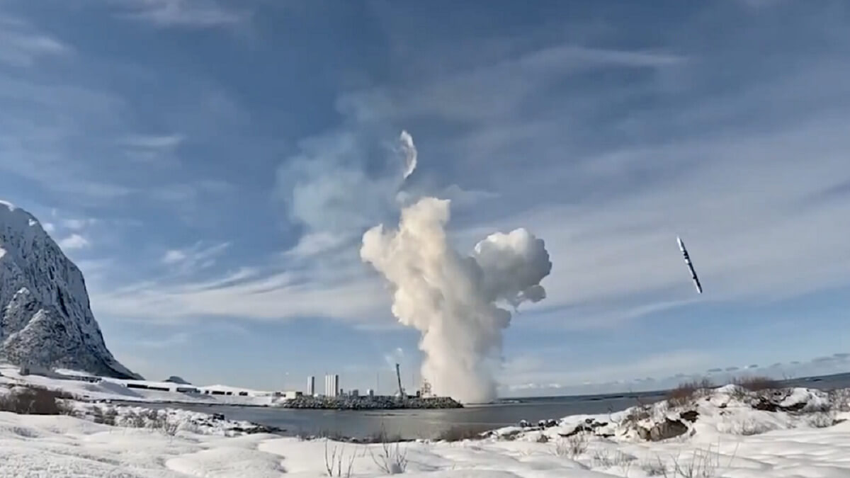 Siguiendo una trayectoria balística, el cohete Spectrum se precipita sobre el mar, a la derecha, hasta estrellarse contra las frías aguas de las cercanías de la zona de despegue, que se observa a la izquierda - PHOTO/Isar Aerospace