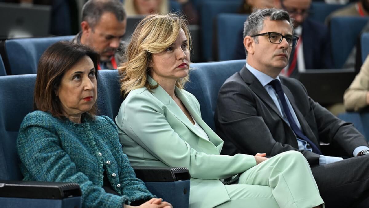 El presidente bosquejó su plan acompañado por la ministra de Defensa, Margarita Robles, la portavoz del Gobierno, Pilar Alegría, y el titular de la cartera de Presidencia, Félix Bolaños - PHOTO/Pool Moncloa-Borja Puig de la Bellacasa
