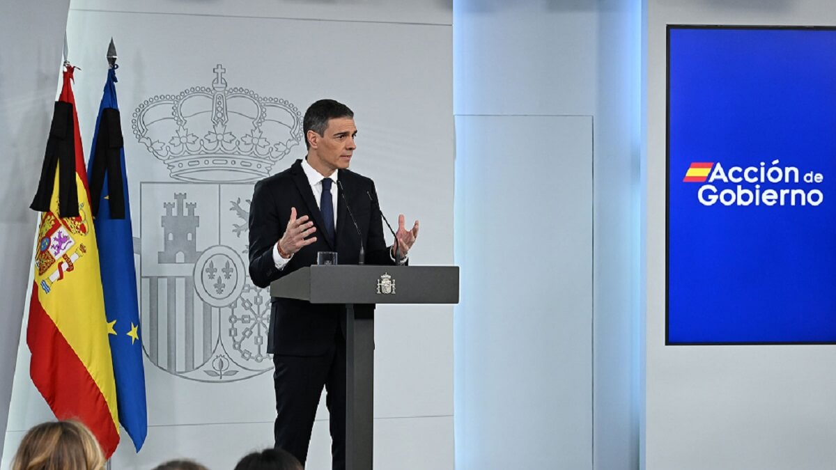 Sánchez augura que su propuesta va a incrementar el PIB entre un 0,4 y un 0,7 por ciento, la investigación y el desarrollo en casi un 18 por ciento y que creará en torno a 100.000 empleos - PHOTO/Pool Moncloa-Borja Puig de la Bellacasa