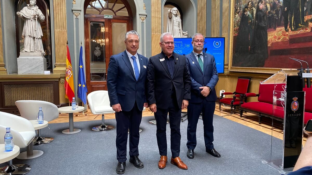 De izquierda a derecha: Mario Rigau, presidente del ODHE; Pere Granados, alcalde de Salou; y Francisco López, presidente del Jurado de los Premios Catalejo - PHOTO/ATALAYAR