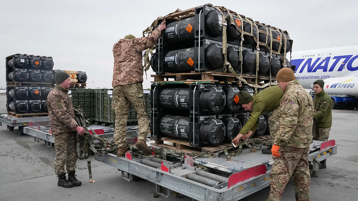 <p>Militares ucranianos desempaquetan misiles antitanque Javelin, entregados como parte de la asistencia de seguridad de Estados Unidos a Ucrania, en el aeropuerto de Boryspil, a las afueras de Kiev, Ucrania, el 11 de febrero de 2022 - AP/EFREM LUKATSKY </p>