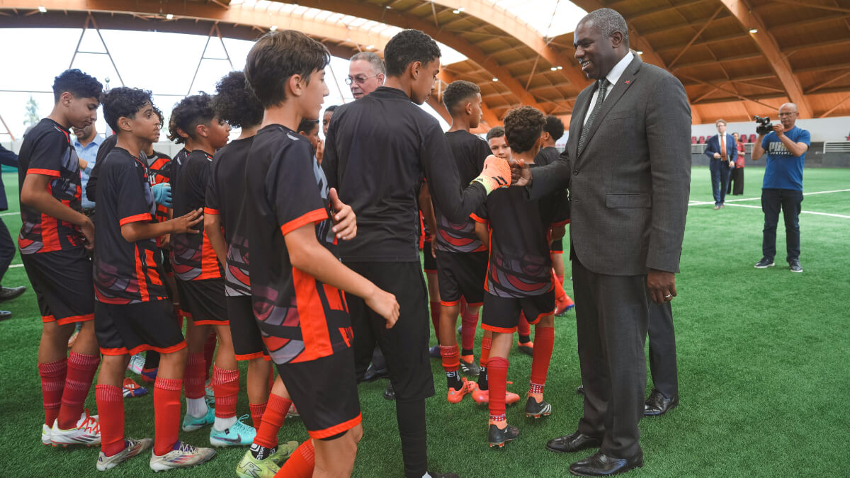 David Lammy, ministro de Asuntos Exteriores de Marruecos, en las instalaciones de la Academia Mohammed VI saludando a jóvenes que se encuentran en formación - PHOTO/@UKinMorocco
