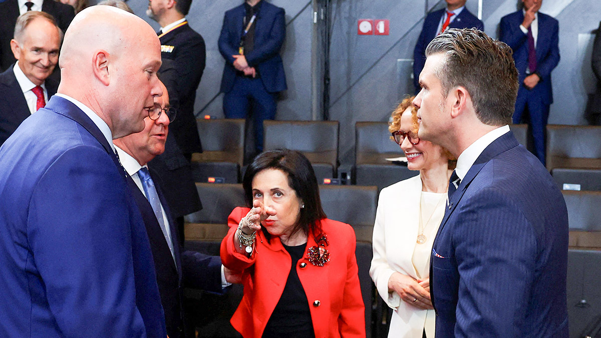 El Representante Permanente de Estados Unidos ante la OTAN, Matthew Whitaker, el Secretario de Defensa de Estados Unidos, Pete Hegseth, el Ministro de Defensa alemán, Boris Pistorius, la Ministra de Defensa española, Margarita Robles, y la Secretaria General Adjunta de la OTAN, Radmila Sekerinska, durante una reunión de Ministros de Defensa de la OTAN - REUTERS/ YVES HERMAN