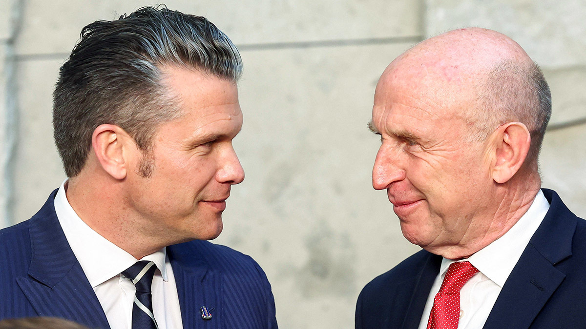El secretario de Defensa de Estados Unidos, Pete Hegseth, y el secretario de Defensa británico, John Healey, llegan para una foto familiar el día de una reunión de ministros de Defensa de la OTAN en la sede de la Alianza en Bruselas, Bélgica, el 5 de junio de 2025 - REUTERS/ YVES HERMAN