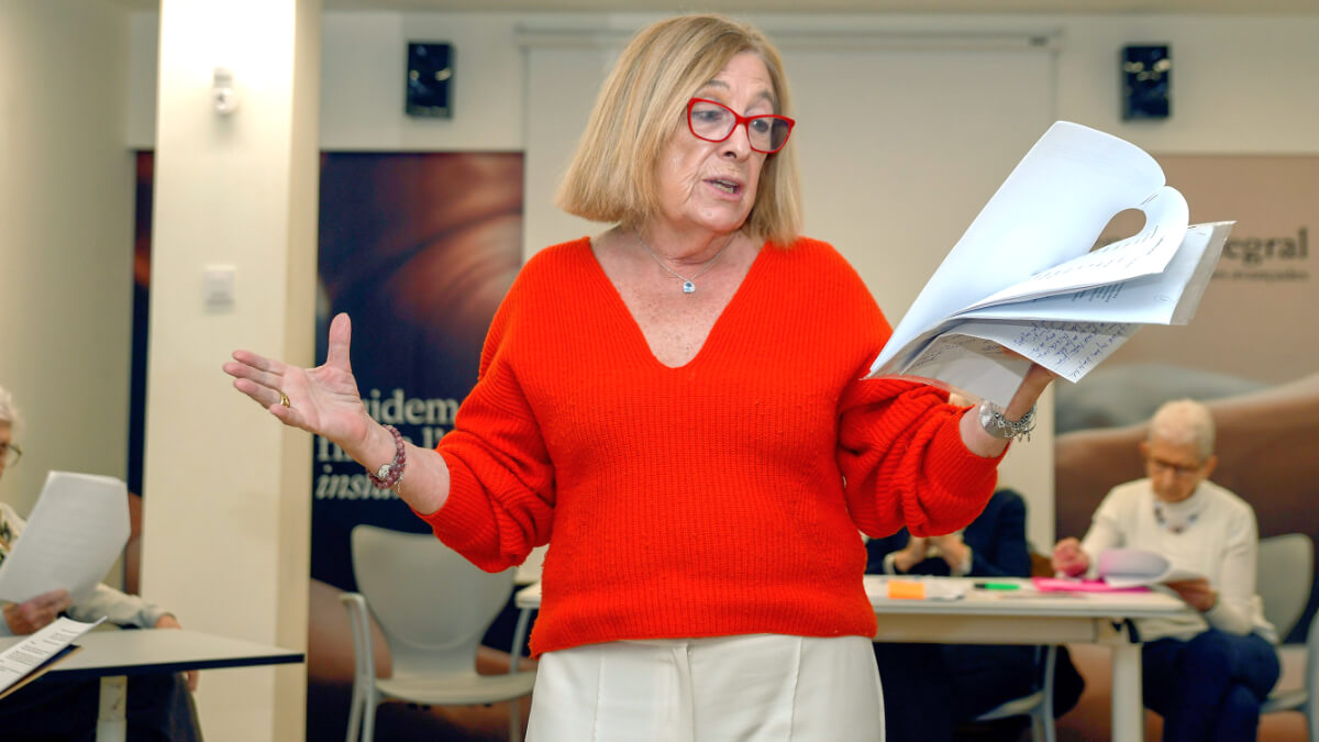 <p>Una señora recitando - Fundación "la Caixa"</p>